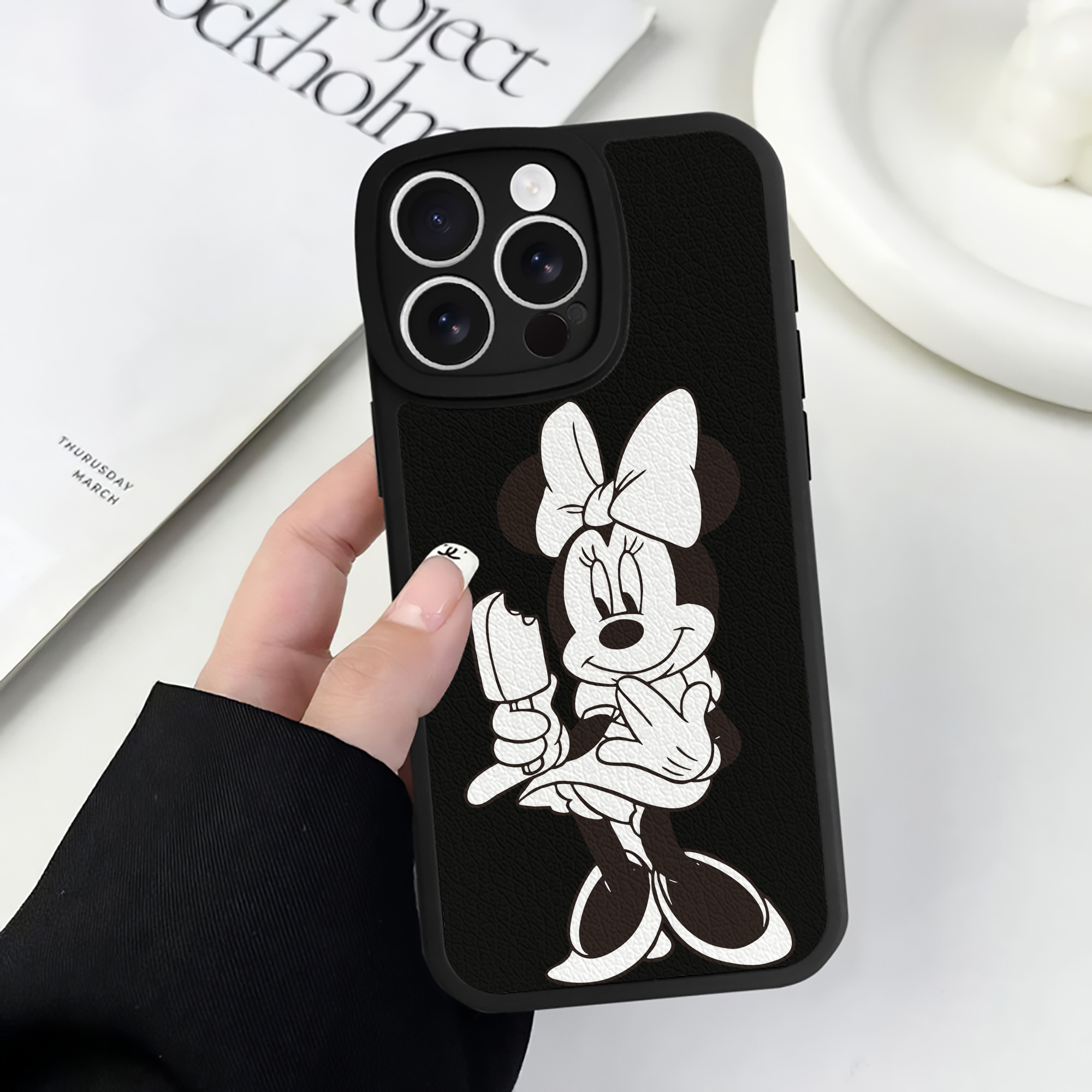 （画像用） ミッキーマウス Mickey Mouse 【iPhone 16シリーズ対応】シリコンスマホケース（レザー調） 材質：シリコン